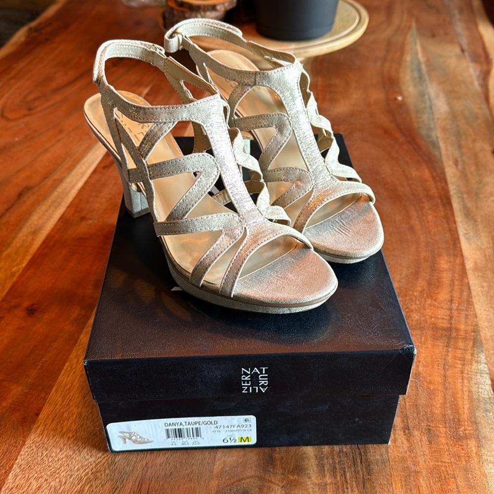 Women’s naturalizer, danya heeled sandal, taupe/gold size 6.5 medium